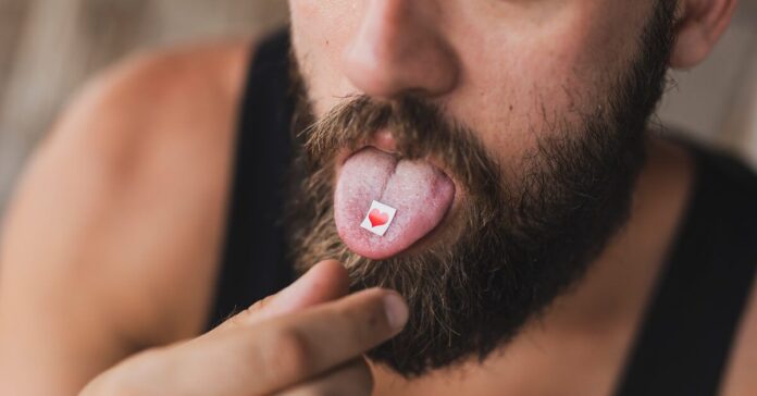 LSD: Μπορεί να προκαλέσει υπερδοσολογία; Συμπτώματα και πότε χρειάζεται βοήθεια