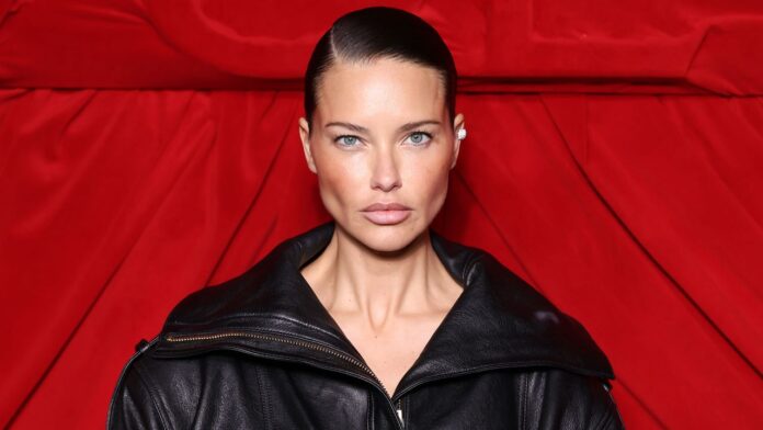Adriana Lima: Γιατί το «glow up» της δεν είναι τόσο κολακευτικό όσο ακούγεται