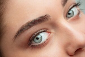 Ghost lashes: Η τάση στις βλεφαρίδες για φυσικό αποτέλεσμα με λιγότερη μάσκαρα