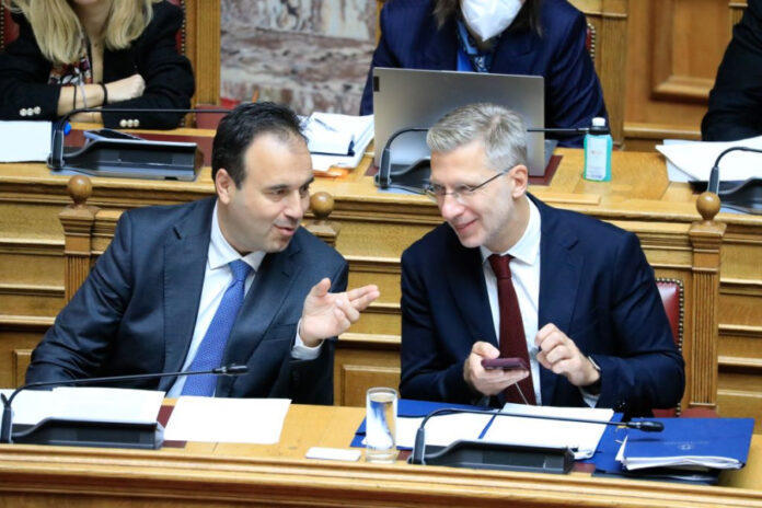 «Κόφτης» στα social media για παιδιά κάτω των 15 ετών: Νόμος του κράτους – Σκέρτσος: «Χάσαμε πολύτιμο χρόνο»