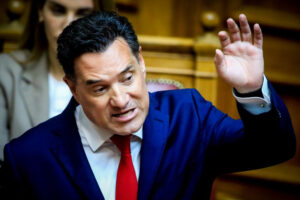 Γεωργιάδης: «Αίσχος» που η αντιπολίτευση δεν ψηφίζει το νομοσχέδιο για την απαγόρευση πρόσβασης ανηλίκων στο διαδίκτυο