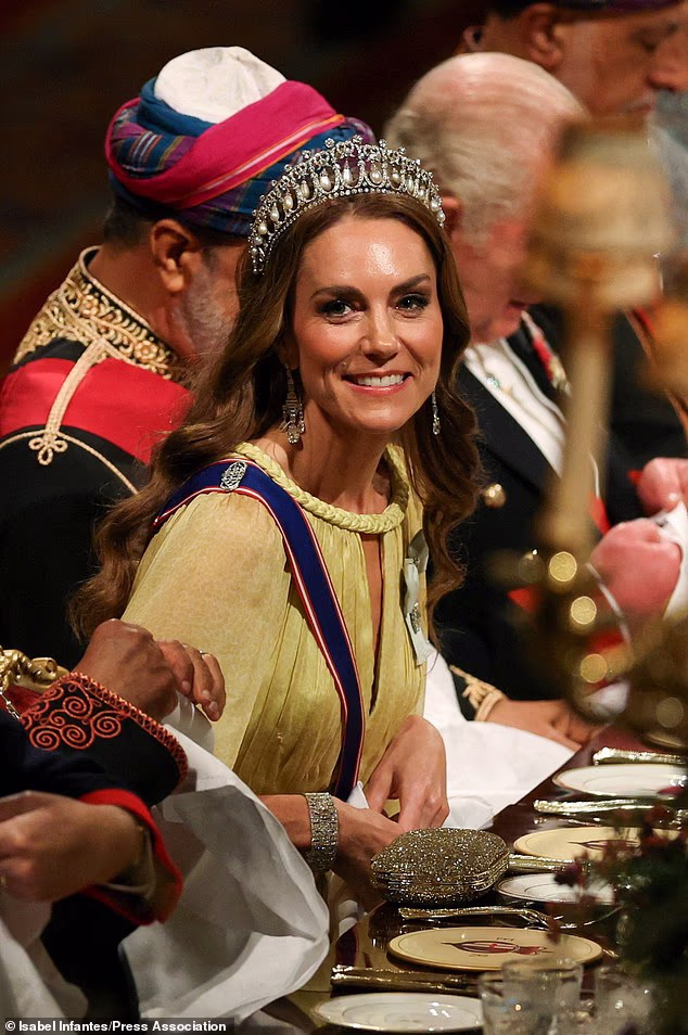 Kate Middleton: Το makeover στη δεξίωση στο Ομάν περιλάμβανε βαθύ ντεκολτέ, διαφανή φούστα και την αγαπημένη της τιάρα