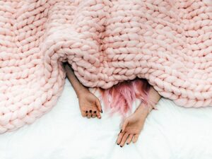 Πόνοι περιόδου: Ποιες στάσεις ύπνου μπορεί να προσφέρουν ανακούφιση