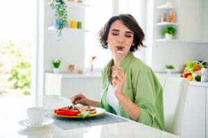 Φαγητό: Είναι πιο νόστιμο όταν πεινάμε ή απλώς το θέλουμε περισσότερο;