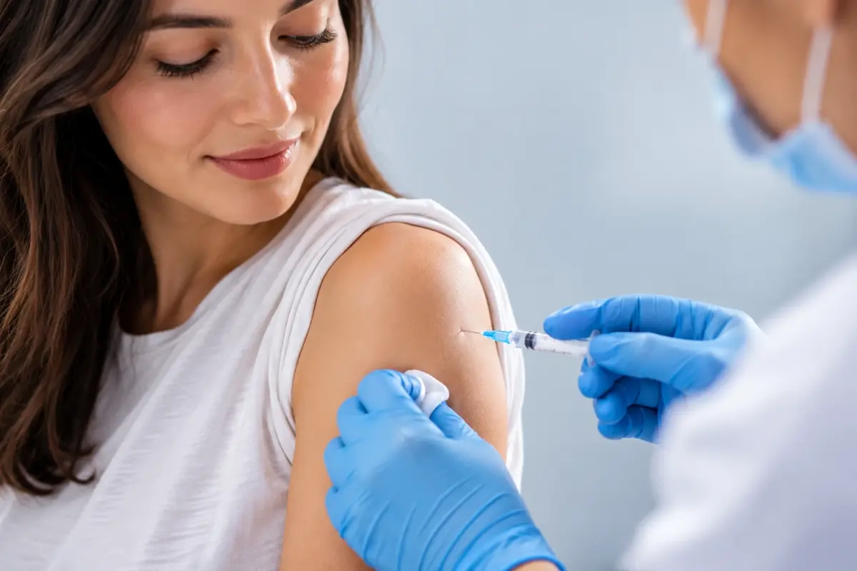 Τι αλλάζει στα εμβόλια mRNA; Νέα μελέτη εξετάζει την ασφάλεια των θεραπειών