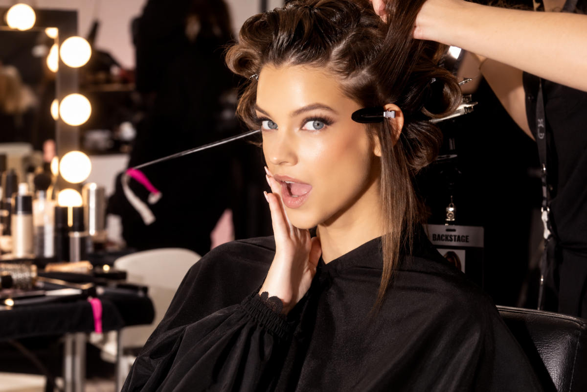 Μανικιούρ cashmere: Η πολυτελής τάση που ξεχώρισε στο σόου της Victoria’s Secret