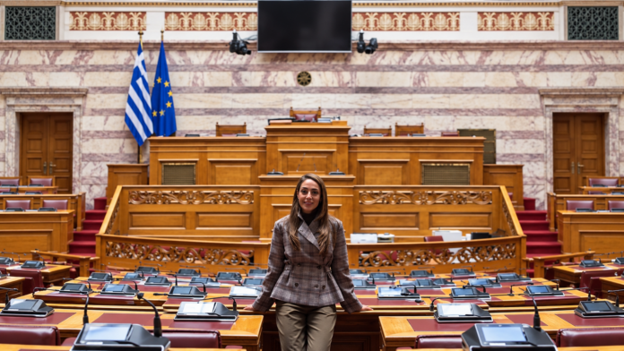 Δόμνα Μιχαηλίδου: 34 χειραψίες και 6 καίριες ερωτήσεις στη Βουλή από μαθητές – μια ουσιαστική επαφή με την πολιτική (βίντεο)